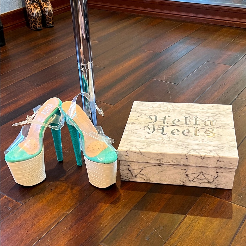 Hella Heels Limited Edition Jungles Snapped Stiletto size 8/EU 39 Aqua & White.